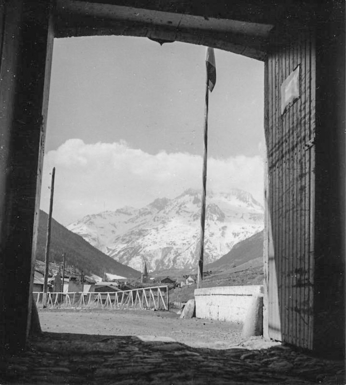 Ligne Maginot - QUARTIER NAPOLEON (QUARTIER MONT-CENIS) - (Camp de sureté) - Vue sur la Dent Parrachée depuis l'entrée du quartier - Goldner - Paris