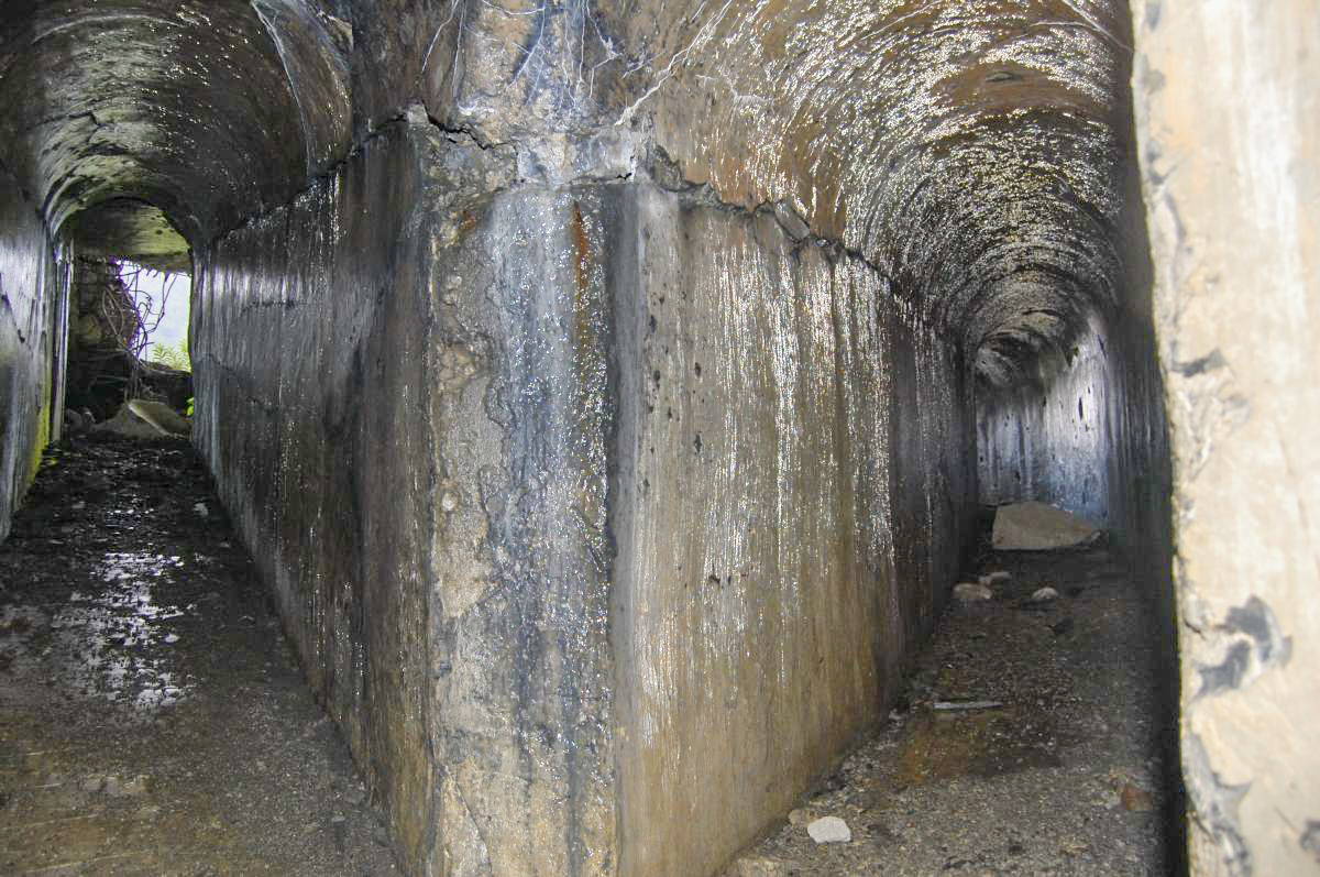 Ligne Maginot - REVETS - (Ouvrage d'infanterie) - À gauche bloc 2, à droite bloc 1 - Michal Prasil