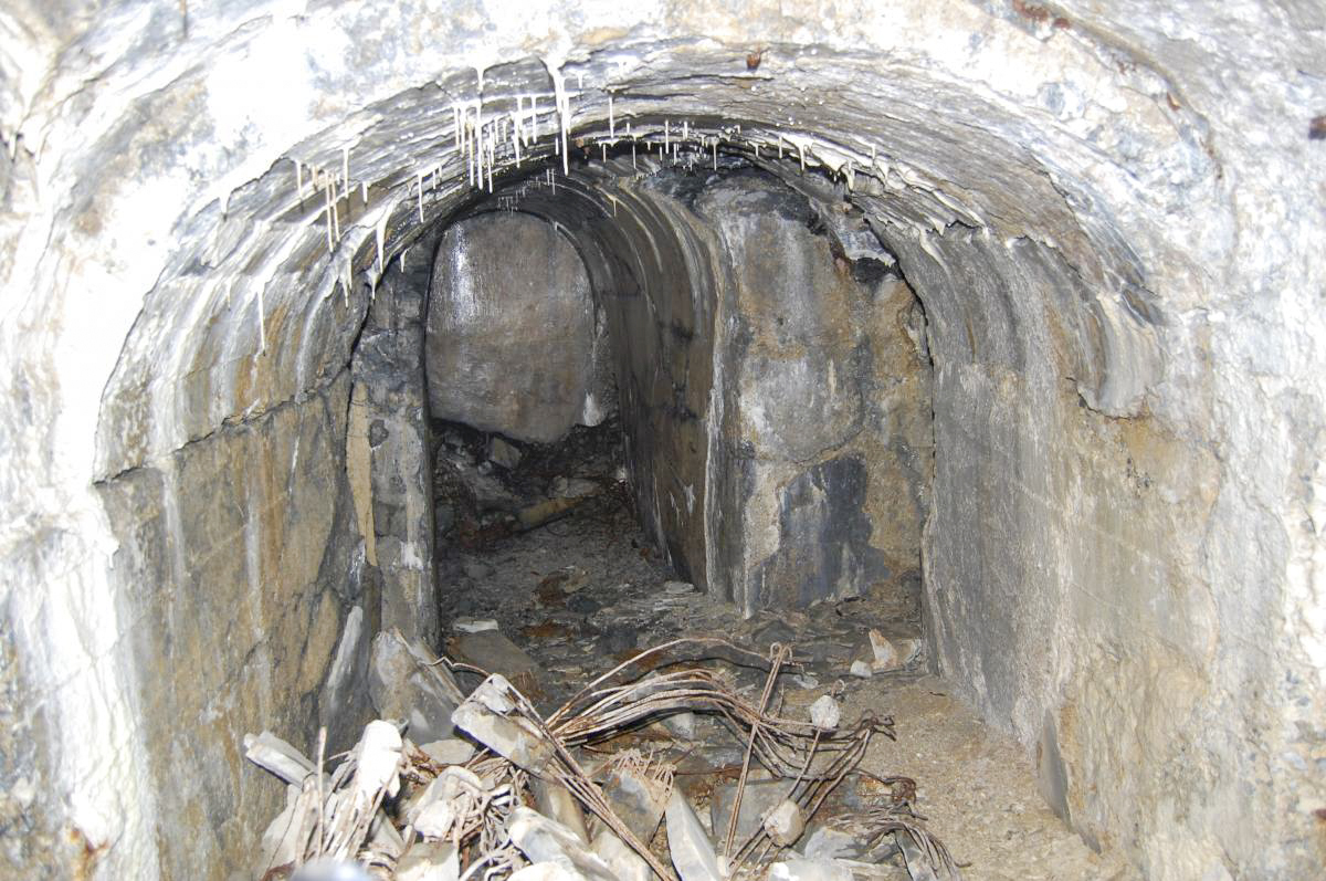 Ligne Maginot - REVETS - (Ouvrage d'infanterie) - La galerie principale vers bloc 3; à gauche le central téléphonique, au devant le magasin, à droite la galerie du bloc 3 - Michal Prasil