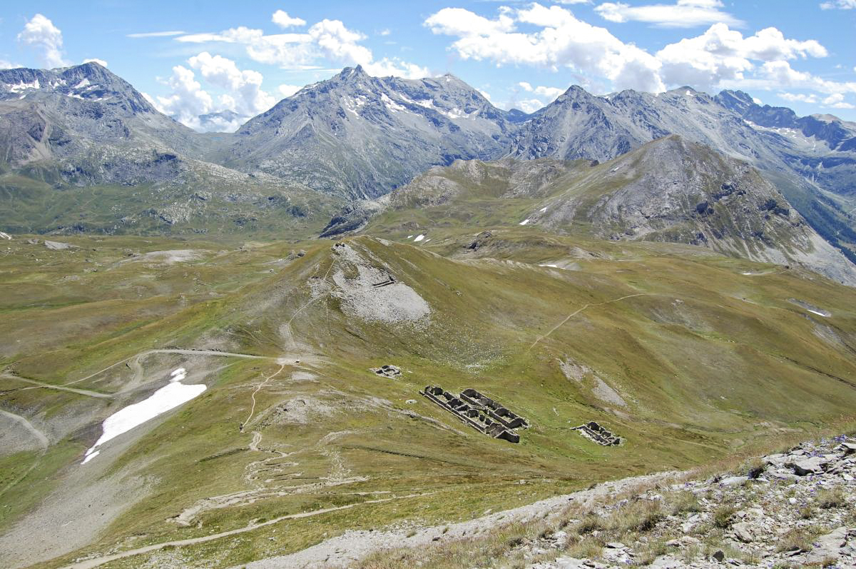Ligne Maginot - SOLLIERES COTE 2721 - (Observatoire d'infanterie) - Vue de Mont Froid est - au centre l'observatoire de Solliéres, en bas casernement de même nom - Michal Prasil