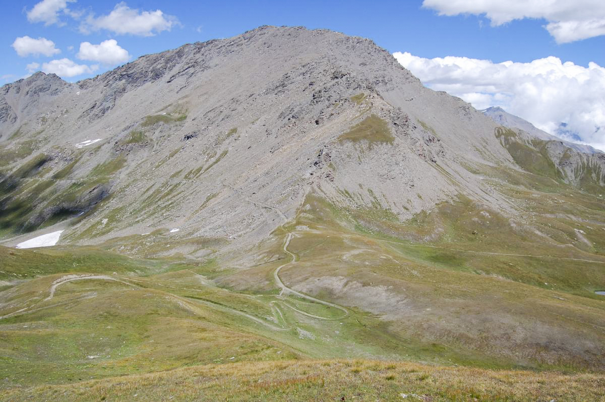 Ligne Maginot - SOLLIERES COTE 2721 - (Observatoire d'infanterie) - Col de Sollieres, au centre à gauche route militaire vers Termignon, à droite chemin vers le Lac de Mont-Cenis. La frontière passait en 1940 sur le col entre ces deux chemins et sur l'arête rocheuse en face. - Michal Prasil