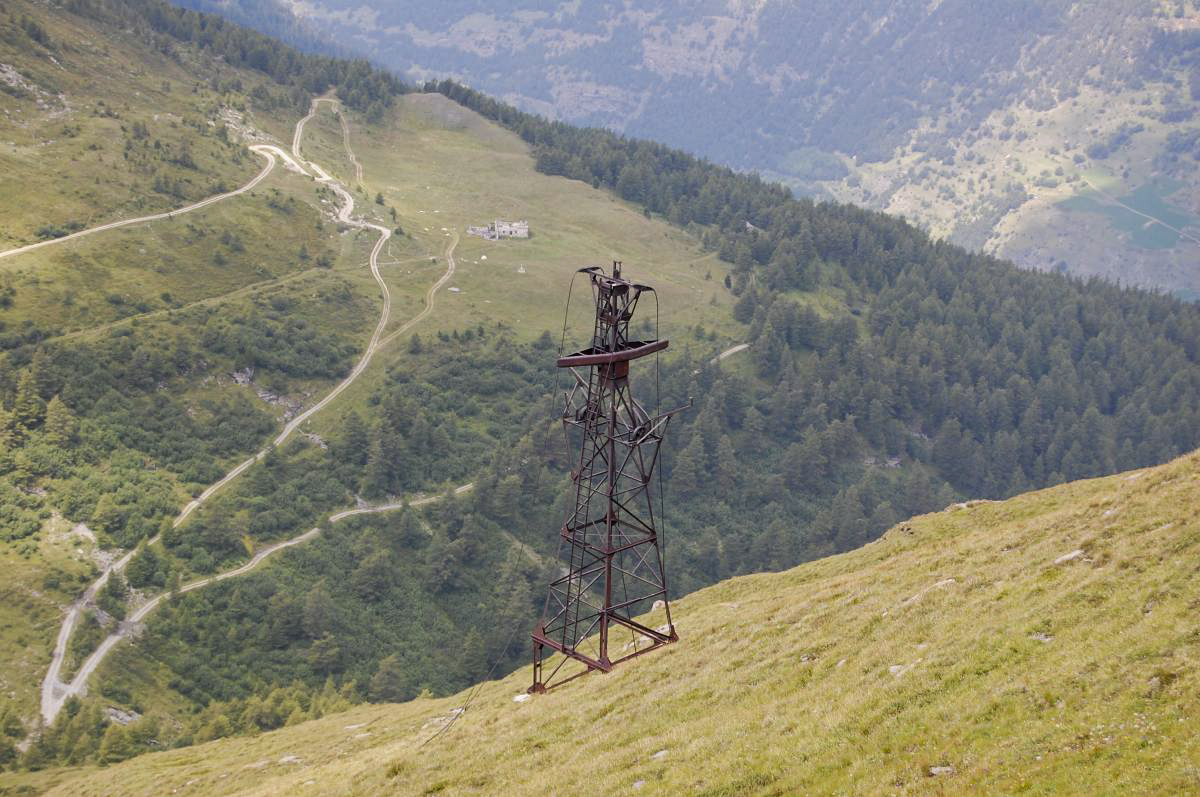 Ligne Maginot - Téléphérique MADELEINE-TURRA (Station Haute) - À l'arrière-plan la station basse La Madeleine-Turra; au premier plan le support de câble du téléphérique Turra-Lanslebourg - Michal Prasil