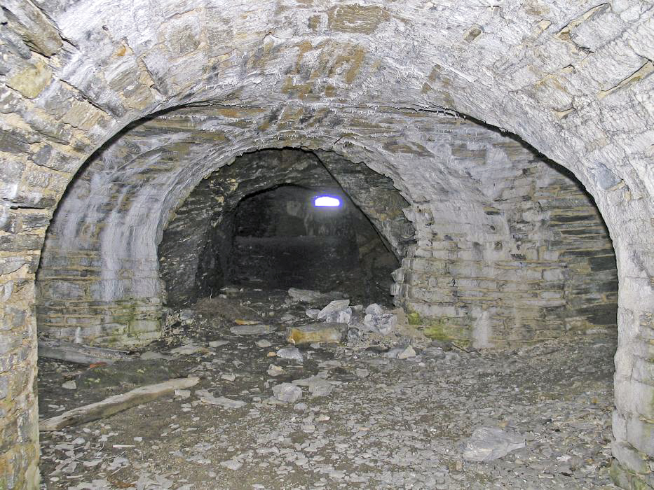 Ligne Maginot - TURRA - (Casemate d'artillerie) - Les galeries sous roc menant vers les deux casemates d´artillerie - STRECKER Jürgen