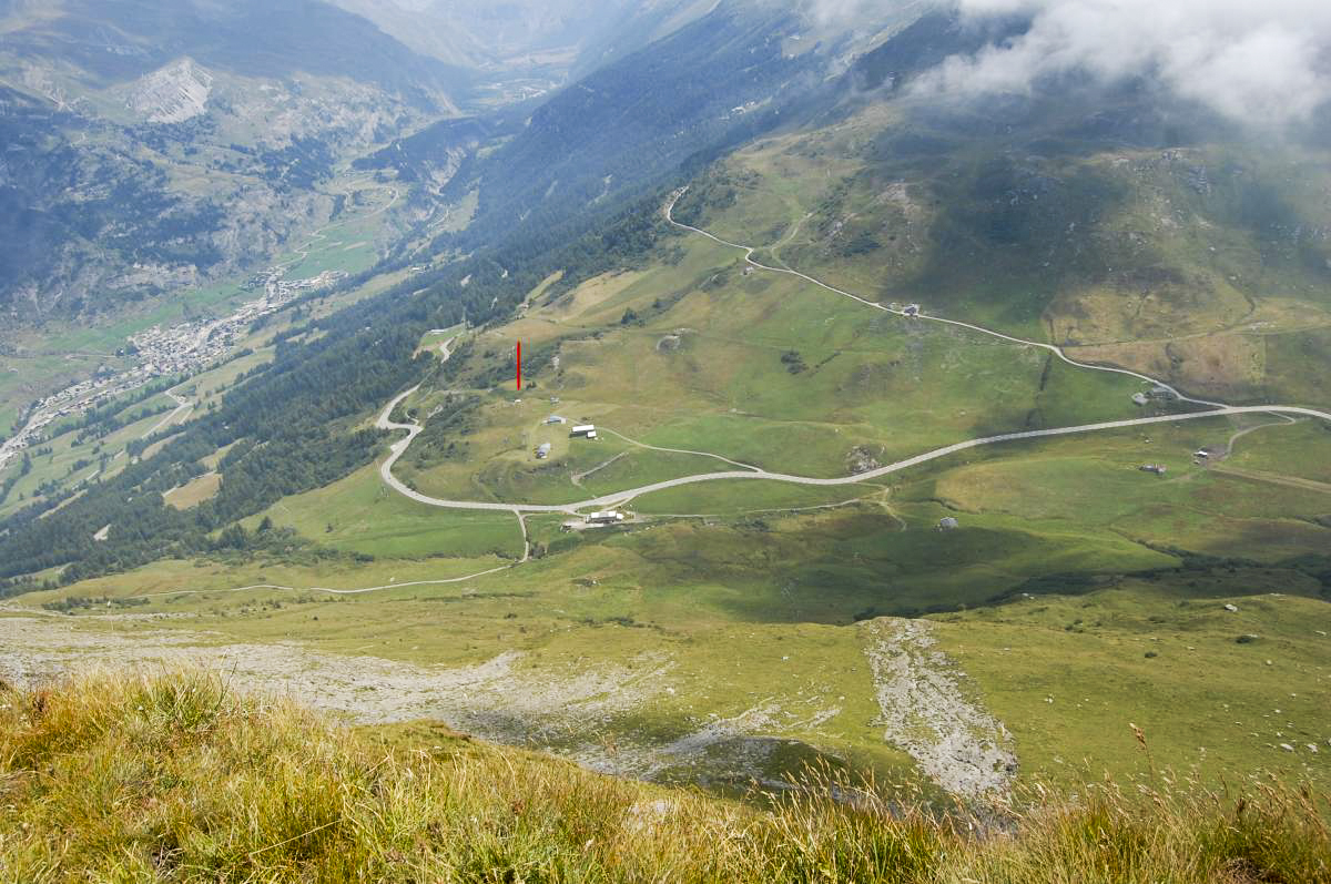 Ligne Maginot - TURRA - (Observatoire d'artillerie) - Vue du blockhaus des ARCELLINS 2, et Lanslevillard à gauche. Le PA des REVETS est à l'extrême gauche de la photo, en bas le long de la piste - Michal Prasil