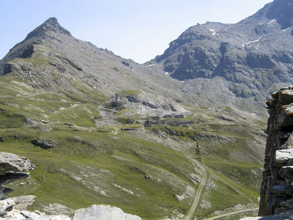 Ligne Maginot - TURRA (POSTE DE LA) - (Casernement) - Vue sur le poste (2.493m) depuis l'observatoire du Fort de la Turra. 
(On reconnaît les pylônes et la recette supérieure du téléphérique.) 
La frontière passait aux arêtes et le sommet de la Cime du Laro (2871m) à gauche
Au milieu le col Pas de la Beccia juste à la frontière. - STRECKER Jürgen