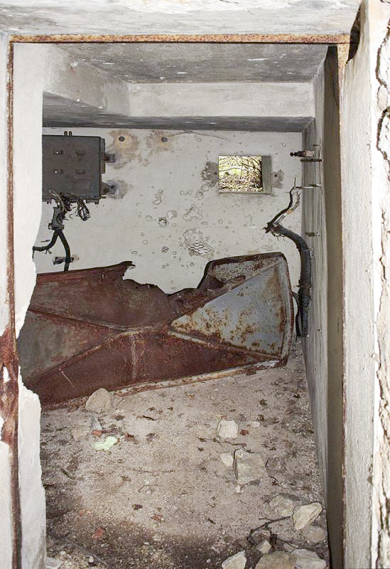 Ligne Maginot - AMODON - (Observatoire d'infanterie) - Vue de la chambre d'observation depuis l'entrée, en face le créneau Sud-Est - JMBrams