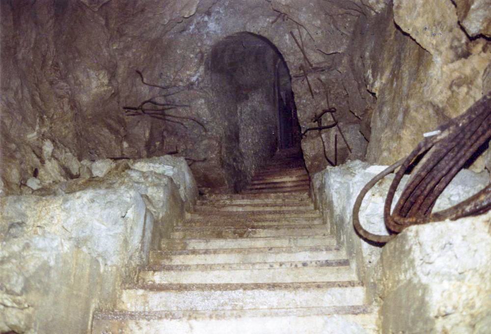 Ligne Maginot - AMODON - (Abri) - Escalier Nord
L'avancement des travaux est parfaitement visible sur ce cliché. L'entrée est bétonnée alors que vers le bas seul l'escalier est coulé.
Le câble roulé est l'une des arrivées téléphoniques de l'abri - Pascal LAMBERT
