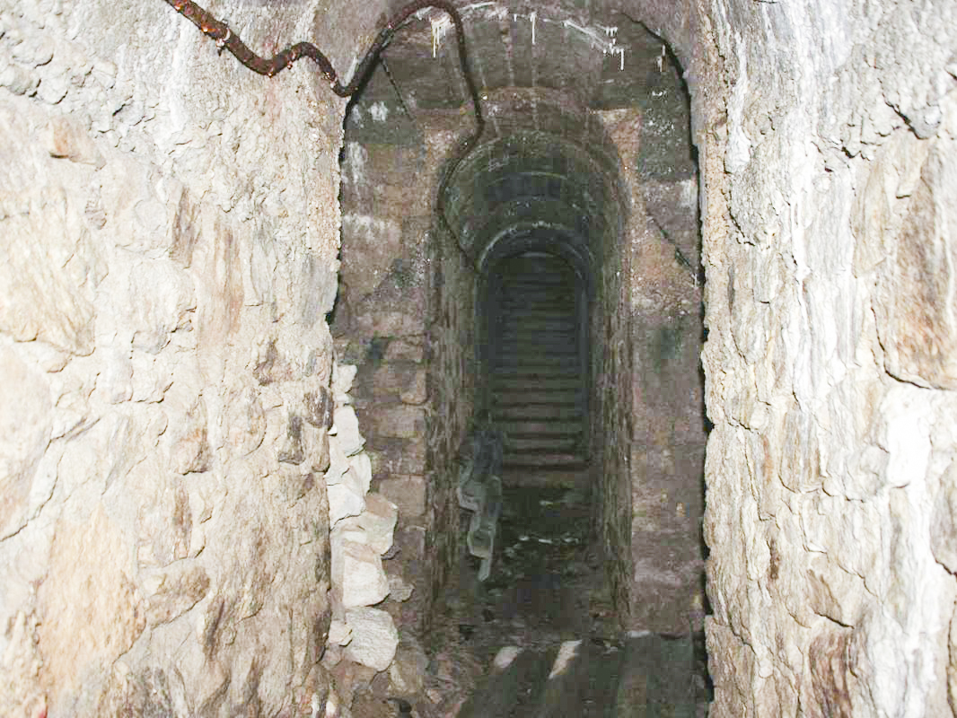 Ligne Maginot - AMODON - (Abri) - Galerie au pied de l'escalier Sud
A gauche le local ventilation, à droite l'usine - JMBrams
