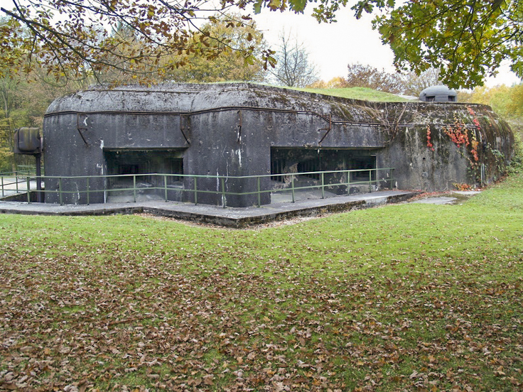 Ligne Maginot - BOIS KARRE - A12 - (Ouvrage d'infanterie) - Vue des chambres de tir Est
Particularité de la facade Est: les deux chambres de tit décalées flanquant l'une vers les casemates de Basse Parthe, l'autre vers la Bretelle de Cattenom restée à l'état de projet - Inconnu