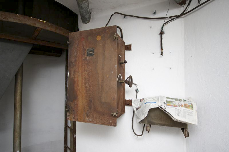 Ligne Maginot - BOIS KARRE - A12 - (Ouvrage d'infanterie) - Bas de la cloche GFM Est avec le boitier d'alimentation du projecteur électrique extérieur Eve et Noizet - GRUBER Franck