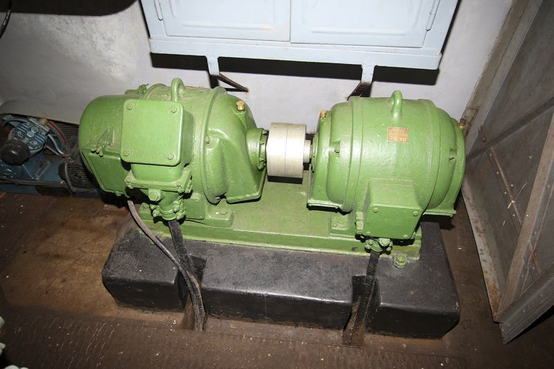 Ligne Maginot - BOIS KARRE - A12 - (Ouvrage d'infanterie) - L'usine électrique 
Le groupe convertisseur produisant le 110 V continu nécessaire au fonctionnement de la tourelle de mitrailleuses - GRUBER Franck