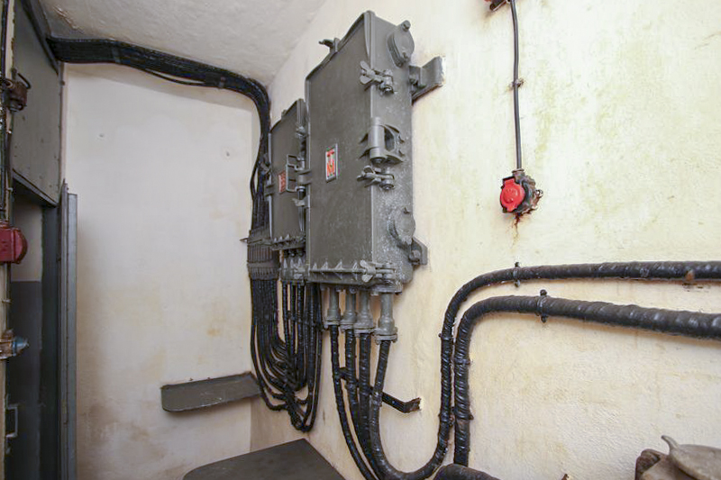 Ligne Maginot - BOIS KARRE - A12 - (Ouvrage d'infanterie) - Le central téléphonique 
Répartiteur téléphonique et boitier de protection du central - GRUBER Franck