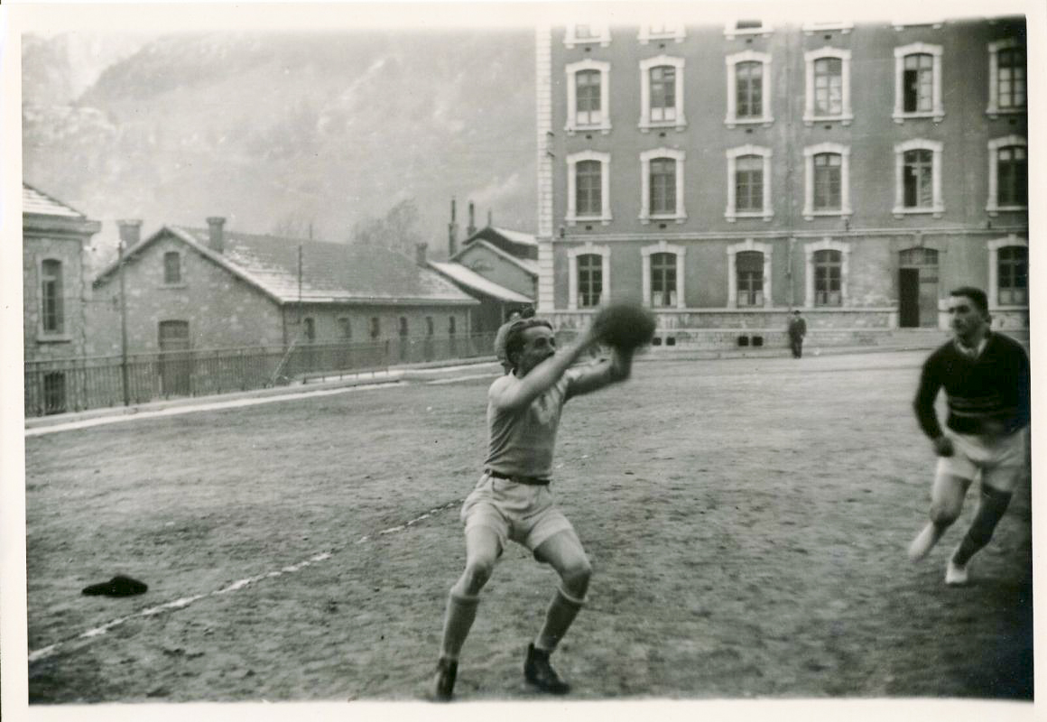 Ligne Maginot - CASERNE LOUTRAZ - (Casernement) - Les chasseurs alpins jouent au basket - Goldner - Paris