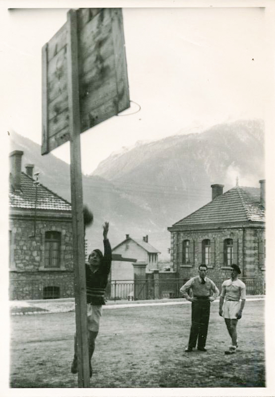 Ligne Maginot - CASERNE LOUTRAZ - (Casernement) - Les chasseurs alpins jouent au basket - Goldner - Paris