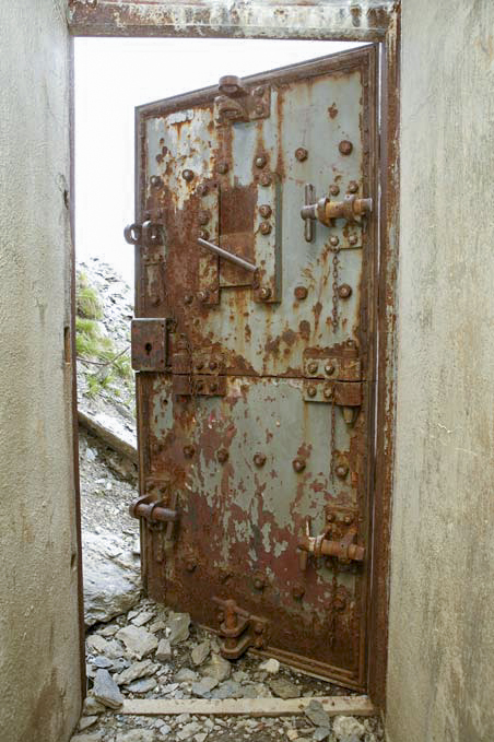 Ligne Maginot - FREJUS - (Ouvrage d'infanterie) - La porte du bloc d'entrée - ZEIG Marc