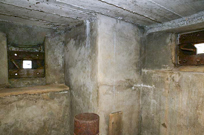 Ligne Maginot - FREJUS - (Ouvrage d'infanterie) - Bloc 3
Vue intérieure, les créneaux FM Sud et Ouest - ZEIG Marc