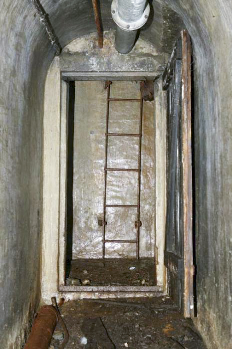 Ligne Maginot - FREJUS - (Ouvrage d'infanterie) - Bloc 3
Le puits d'accès au bloc - ZEIG Marc
