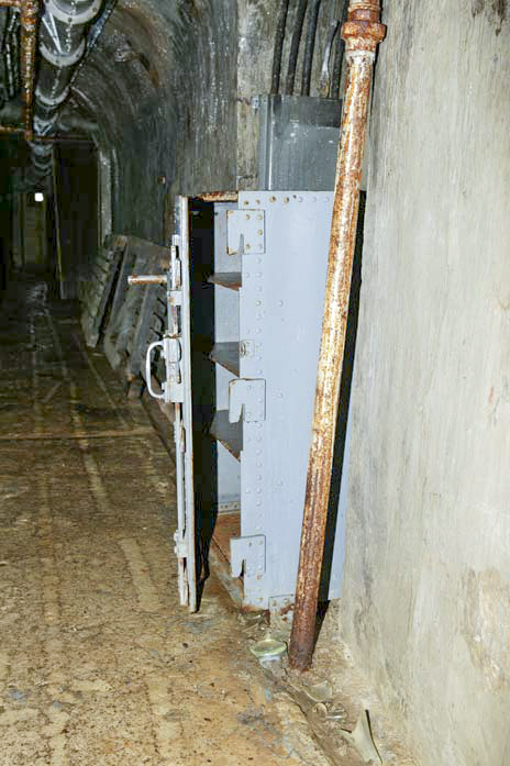 Ligne Maginot - FREJUS - (Ouvrage d'infanterie) - Central téléphonique
Le renfoncement ou le central est installé, le coffre étanche pour le stockage du matériel en temps de paix - ZEIG Marc