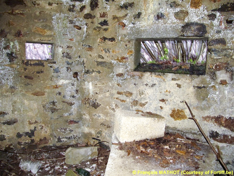 Ligne Maginot - BA106 - ROUTE DE REVIN 3 - (Blockhaus pour arme infanterie) - Créneau FM central + créneau AC de droite - François MATHOT