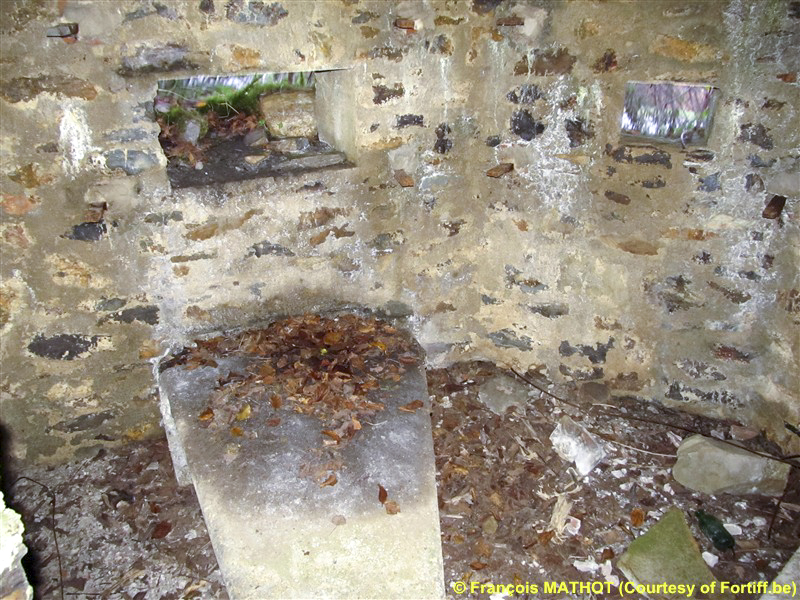 Ligne Maginot - BA106 - ROUTE DE REVIN 3 - (Blockhaus pour arme infanterie) - Créneau pour mitraillause de gauche + créneau FM central - François MATHOT