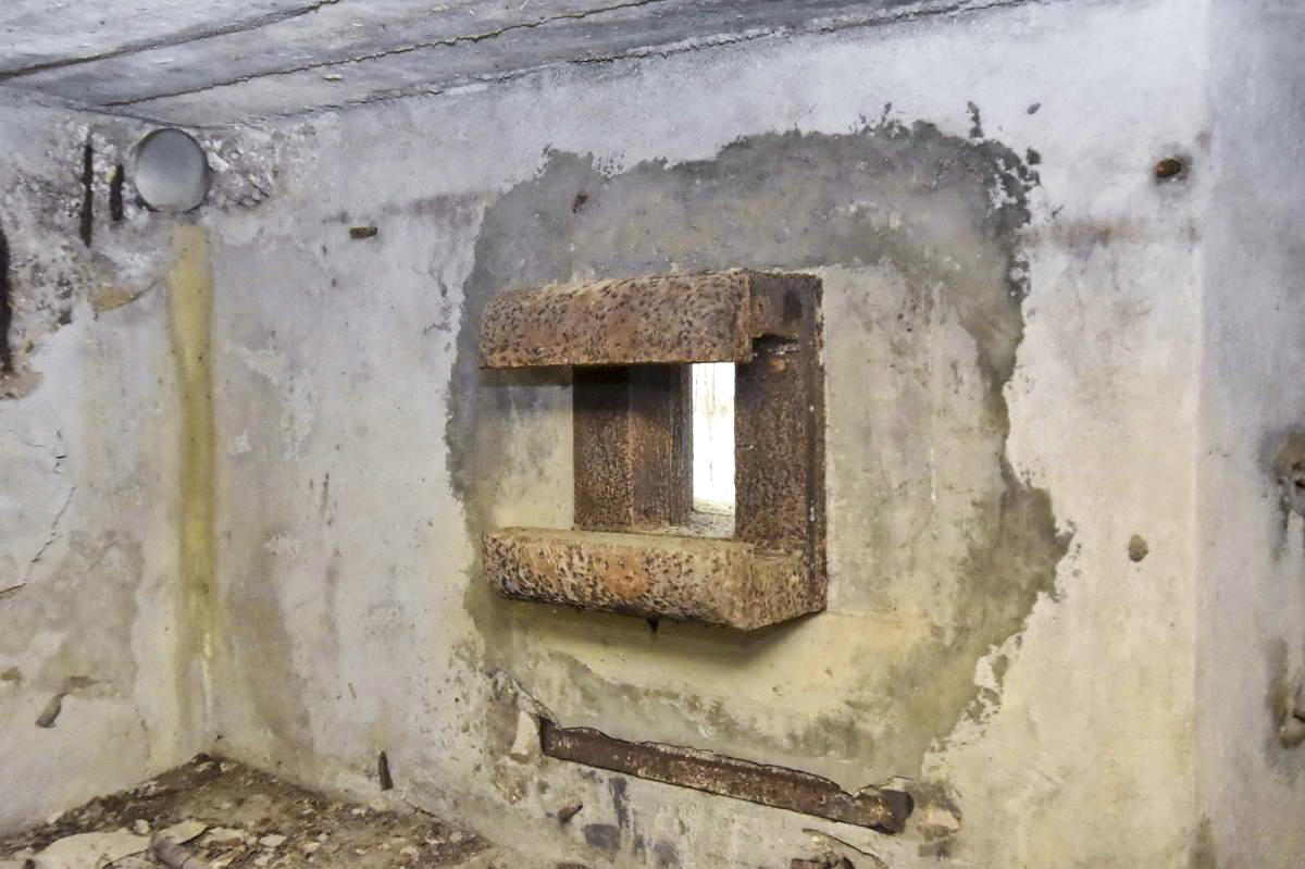 Ligne Maginot - CB9 - ROCKSWINGERT - (Blockhaus pour arme infanterie) - Créneau de tir gauche - D.Froehly