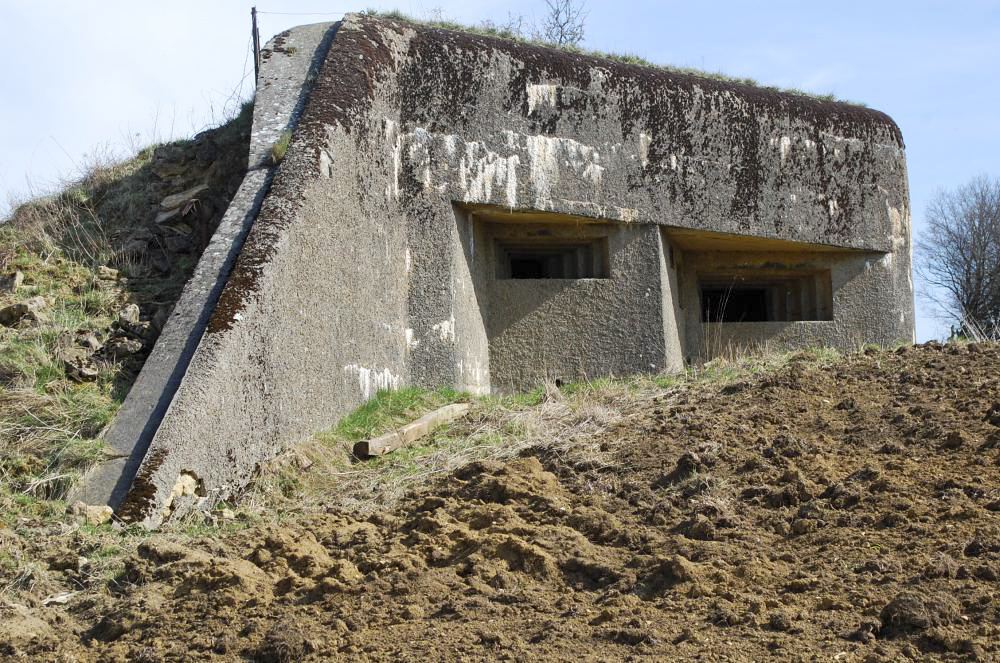 Ligne Maginot - MB121 - (Blockhaus pour canon) - Blockhaus en plein champ, forêt à proximité. Vue rapprochée - Christian RICHON/devoitine520