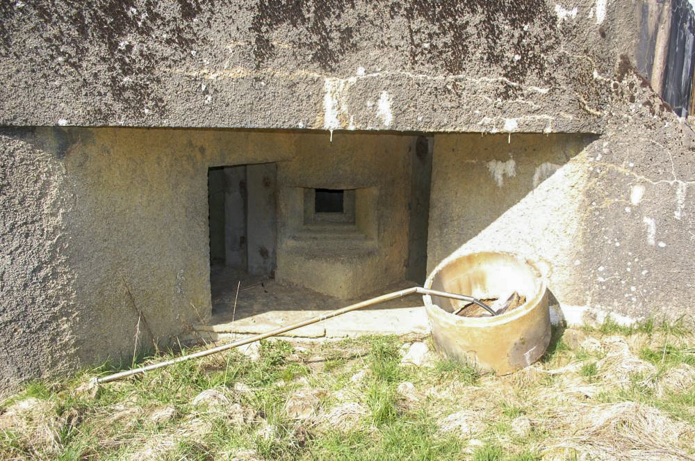 Ligne Maginot - MB121 - (Blockhaus pour canon) - Blockhaus en plein champ, forêt à proximité. L'entrée de l'ouvrage protégée... - Christian RICHON/devoitine520