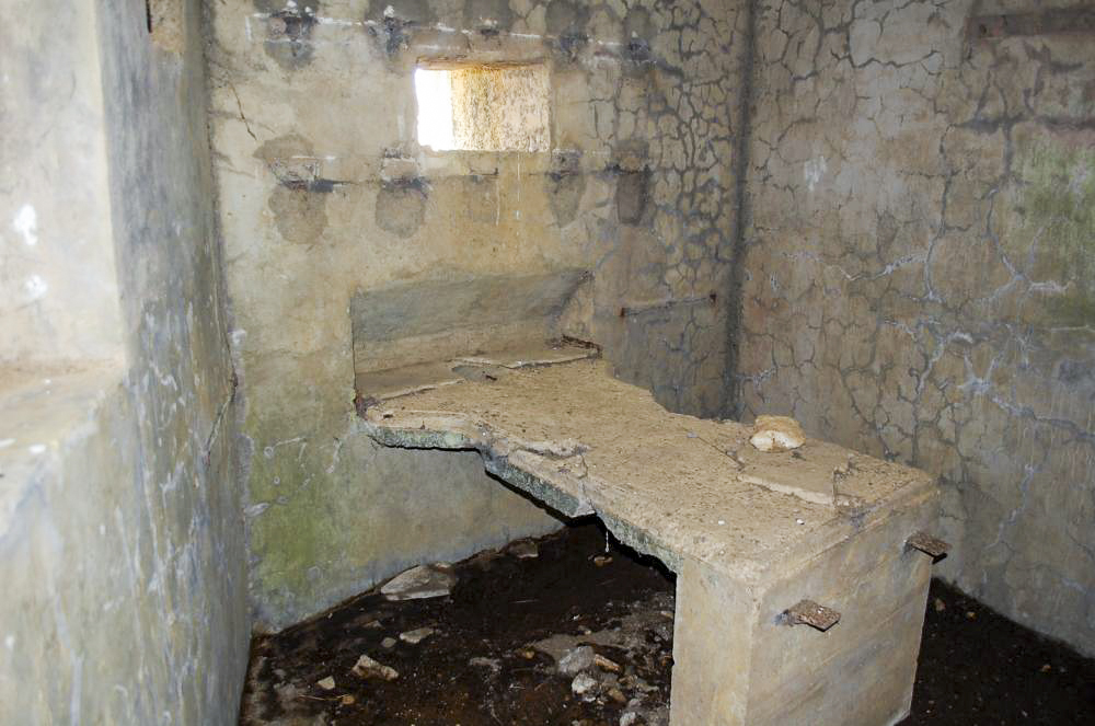 Ligne Maginot - MB121 - (Blockhaus pour canon) - Blockhaus en plein champ, forêt à proximité. 3 vues de l'intérieur - Christian RICHON/devoitine520