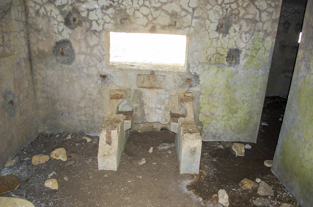 Ligne Maginot - MB121 - (Blockhaus pour canon) - Blockhaus en plein champ, forêt à proximité. 3 vues de l'intérieur - Christian RICHON/devoitine520