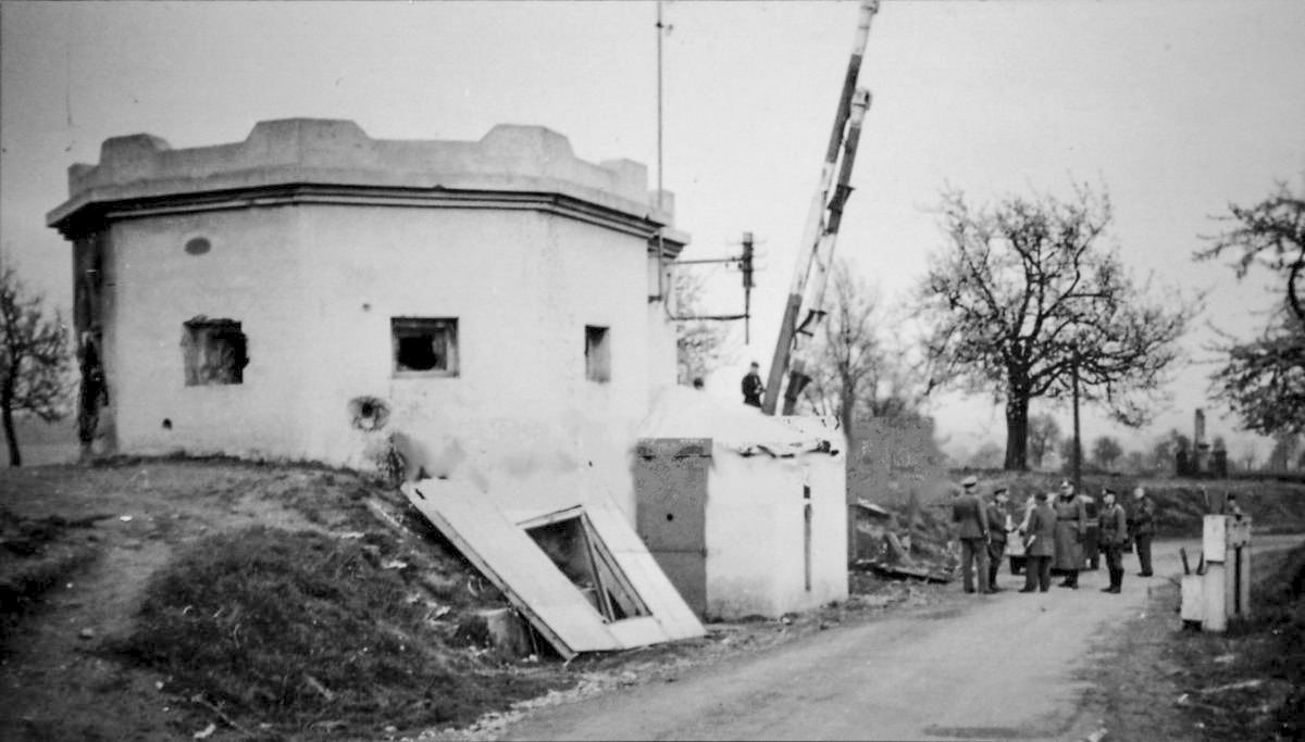Ligne Maginot - SPICHEREN (MF DE) - (Poste GRM - Maison Forte) - Vue du coté route, les allemands sont devant l'avant poste dont la barrière a été réouverte - Inconnu