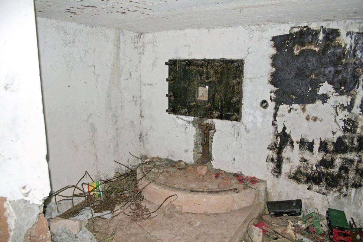 Ligne Maginot - DAMBACH EGLISE - (Blockhaus pour arme infanterie) - Créneau pour mitrailleuse Hotchkiss 8mm mle 1914 doté d'une plaque d'embrasure type N
(Photo avant rénovation) - B.HENRICH