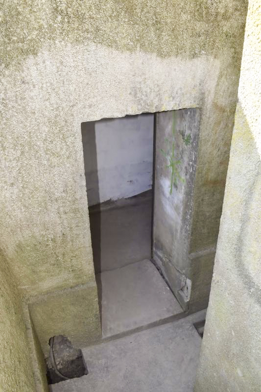 Ligne Maginot - Blockhaus du FORT FOCH - L'entrée de droite desservant l'ensemble de la construction
En bas à gauche, l'entrée des câbles téléphoniques - Daniel Froehly
