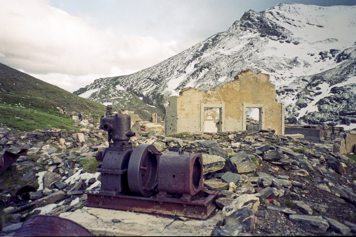 Ligne Maginot - FREJUS - (Casernement) - Les restes du groupe électrogène qui alimentait le casernement - Michal Prasil