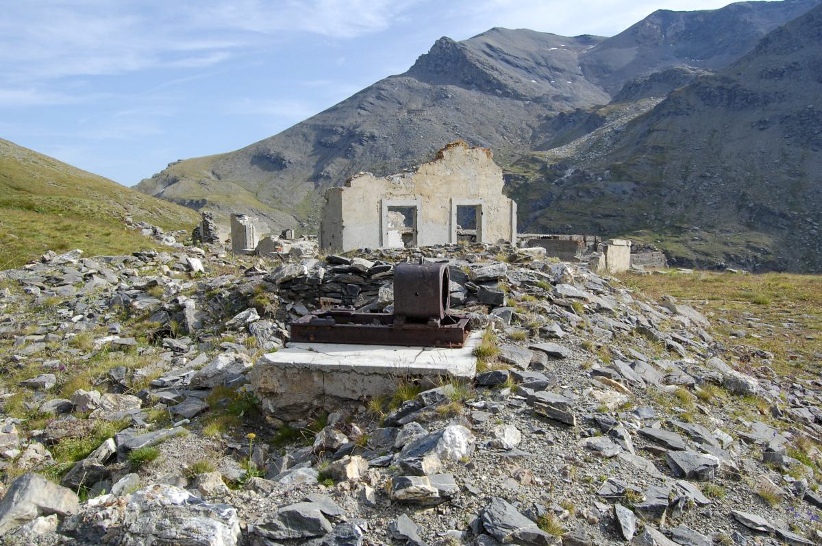 Ligne Maginot - FREJUS - (Casernement) - Le moteur a été ébreché du fondement en hiver 2000/2001; état 2011 - Michal Prasil
