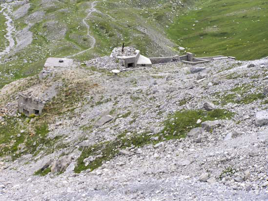 Ligne Maginot - LA ROUE - (Ouvrage d'infanterie) - Au premier plan, le bloc 2 avec au dessus le bloc 1 et le bloc 4 surmonté de ses cheminées sur la droite de la photo - ZEIG Marc