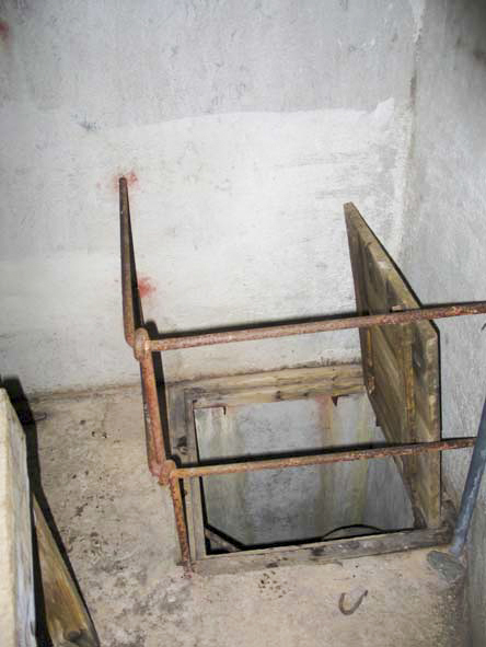 Ligne Maginot - LA ROUE - (Ouvrage d'infanterie) - Le bloc 2
Le puits d'accès au bloc - ZEIG Marc