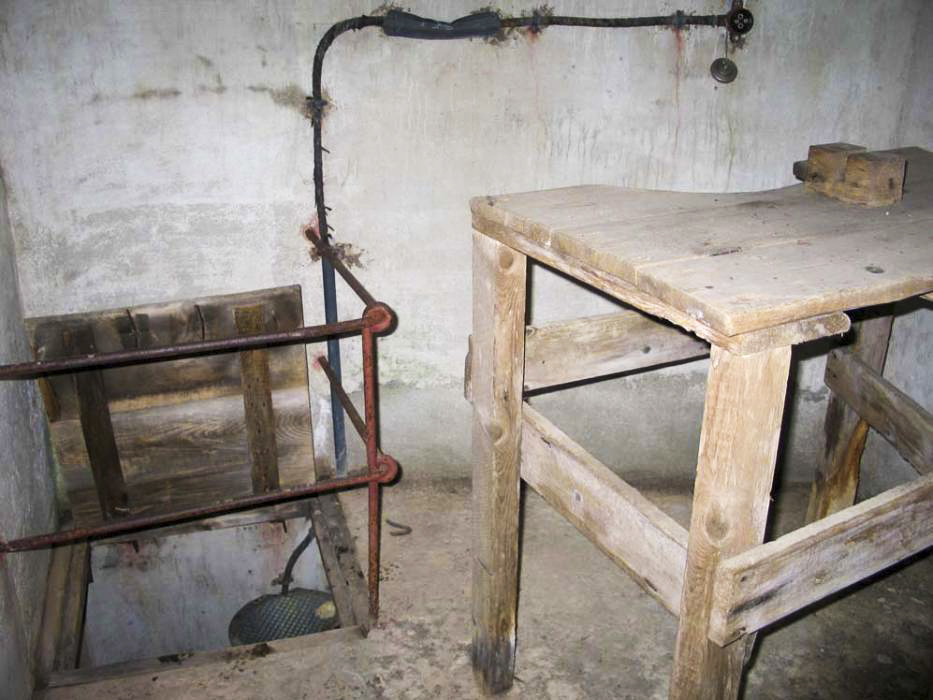 Ligne Maginot - LA ROUE - (Ouvrage d'infanterie) - Le bloc 2 
La table support pour la mitrailleuse et le puits d'accès au bloc - ZEIG Marc
