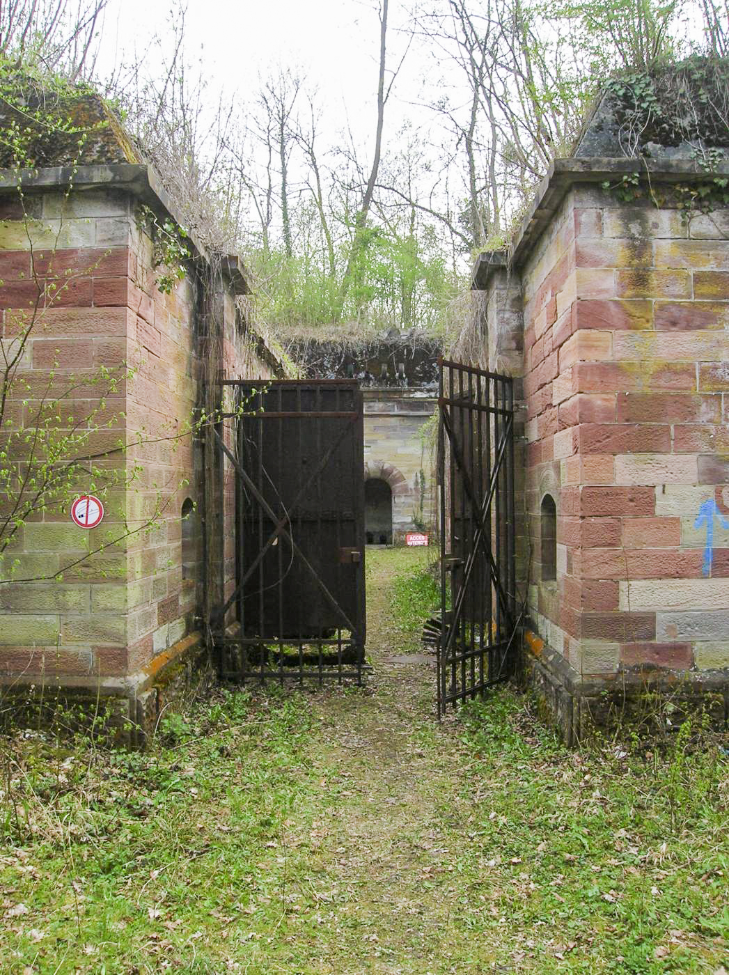 Ligne Maginot - UHRICH - HOCHE (1° BON 237° RI) - (PC de Sous-Quartier) - La grille et la porte d'entrée entre les deux blockhaus du corps de garde  - Gregory Fuchs