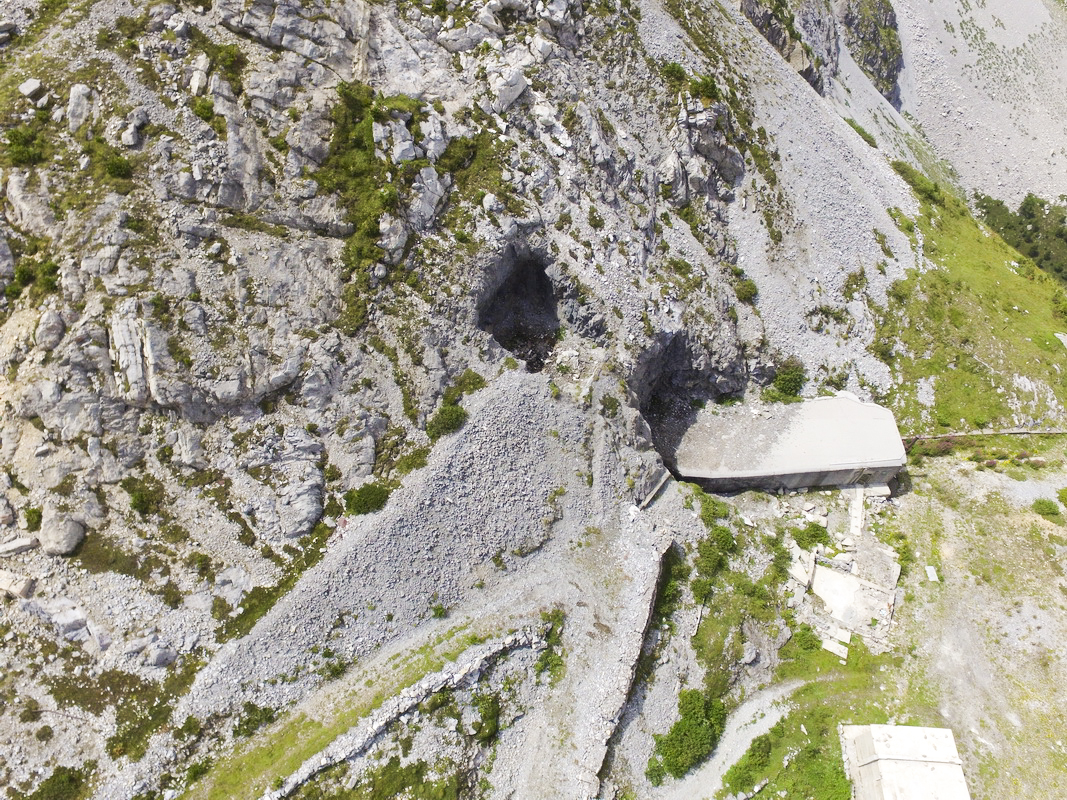 Ligne Maginot - PAS DU ROC - (Ouvrage d'artillerie) - Entrée pour téléphérique. Noter au-dessus la fouille clairement visible du bloc cheminée non réalisé. - JOLAS, Jean-Michel
