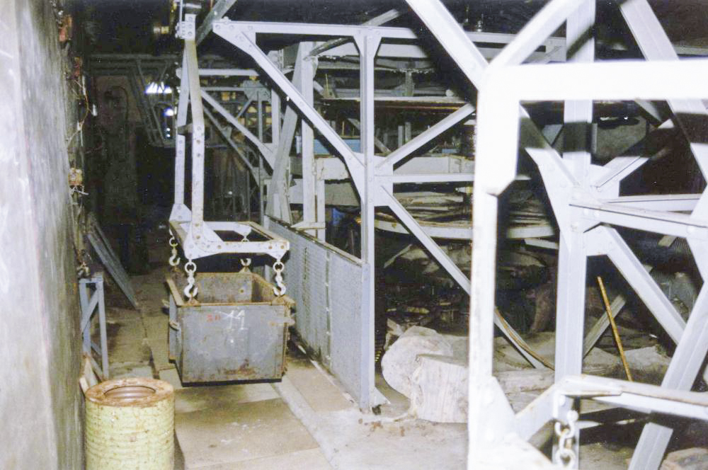 Ligne Maginot - PAS DU ROC - (Ouvrage d'artillerie) - Avec l'une des bennes en position.
Le cable et les pylônes ont été démontés (2000) - Pascal LAMBERT