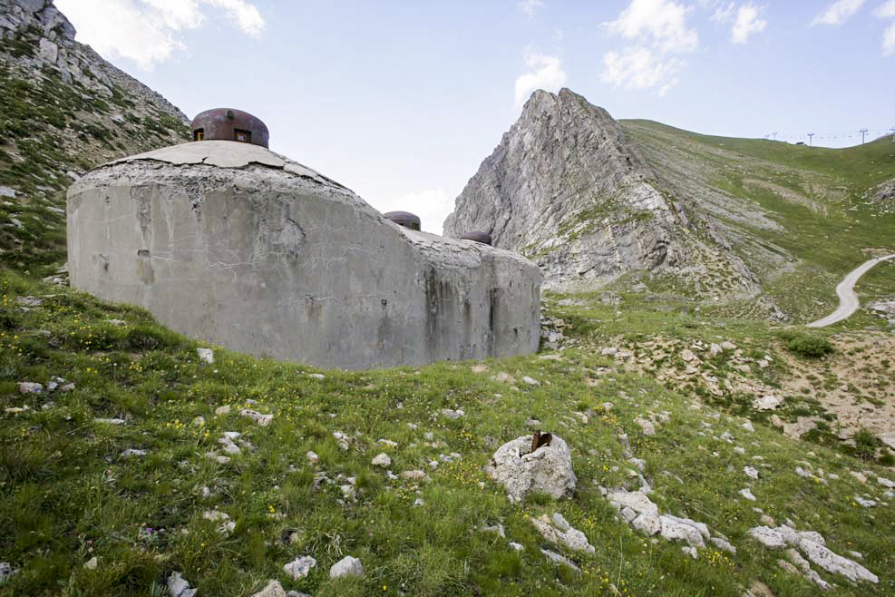 Ligne Maginot - PAS DU ROC - (Ouvrage d'artillerie) - Bloc 1
Les terrassements ne sont pas achevés, seule la dalle aurait du émerger du sol - ZEIG Marc