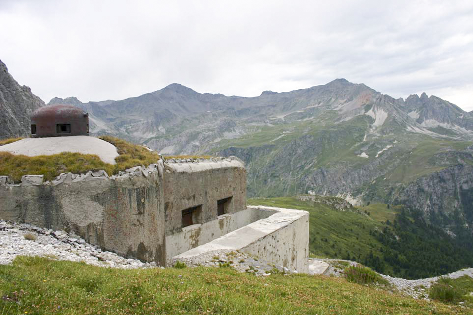 Ligne Maginot - PAS DU ROC - (Ouvrage d'artillerie) - Bloc 4
Mortiers de 81 mle 32 flanquant le Col d'Arrondaz - ZEIG Marc