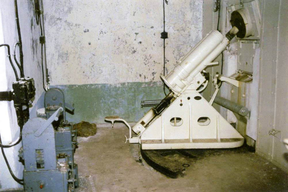 Ligne Maginot - PAS DU ROC - (Ouvrage d'artillerie) - Bloc 4
Chambre de tir vers Arrondaz 
Mortier de 81 mm - Pascal LAMBERT