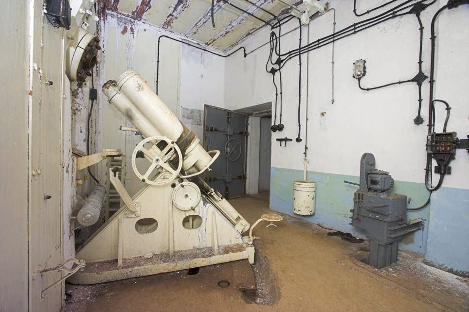 Ligne Maginot - PAS DU ROC - (Ouvrage d'artillerie) - Bloc 4
Chambre de tir vers Arrondaz
Mortier de 81 mle 32
La noria d'alimentation est visible sur la droite de la photo - ZEIG Marc