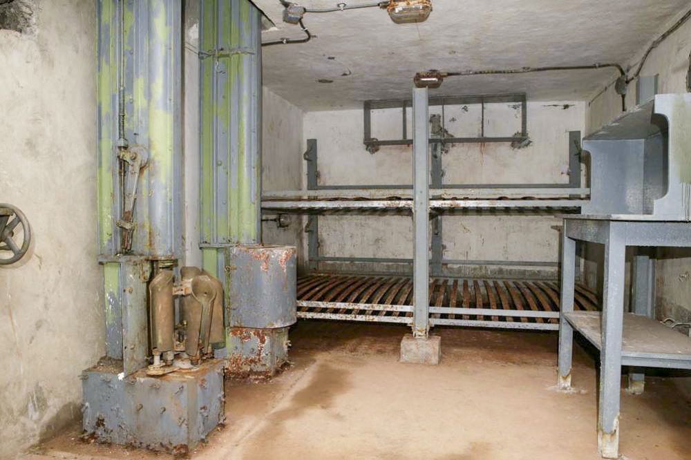 Ligne Maginot - PAS DU ROC - (Ouvrage d'artillerie) - Bloc 4
Magasin à munition en sous sol
La partie basse des norias d'alimentation des mortiers. Noter la présence de couchages pour les artilleurs. - ZEIG Marc