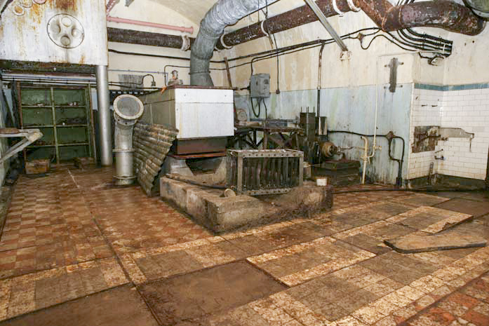 Ligne Maginot - PAS DU ROC - (Ouvrage d'artillerie) - L'usine électrique avec la cuisinière positionnée sur un socle de groupe  électrogène non posé - ZEIG Marc