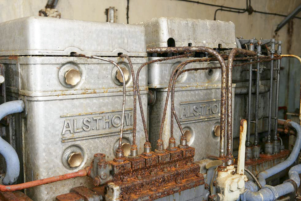 Ligne Maginot - Ouvrage d'artillerie du PAS du ROC - L'usine électrique 
Détail des culasses d'un des moteurs  Altshom de 54 CV