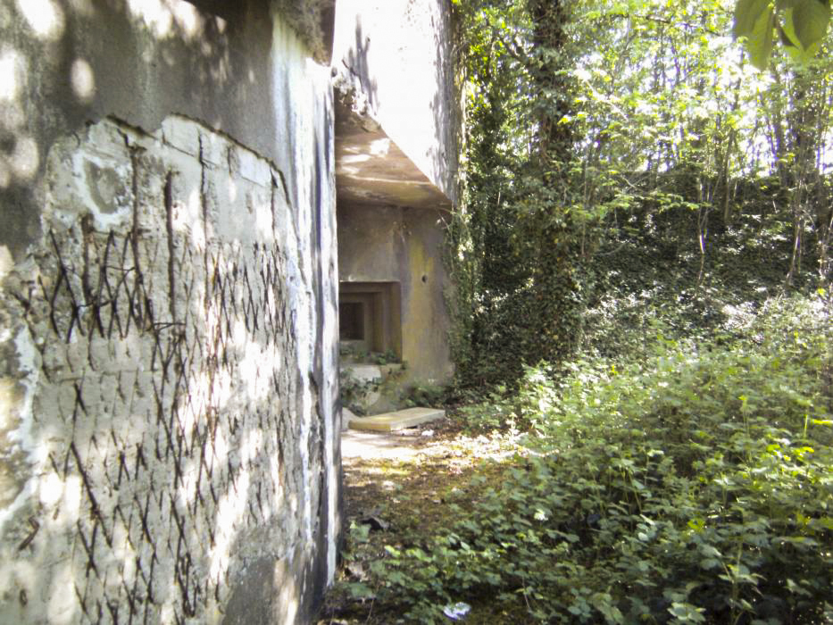 Ligne Maginot - HATTEN - O1 - (Observatoire d'artillerie) - Vue de la façade avec un créneau pour FM assurant la défense rapprochée - GLÜCKSJÄGER GJ13