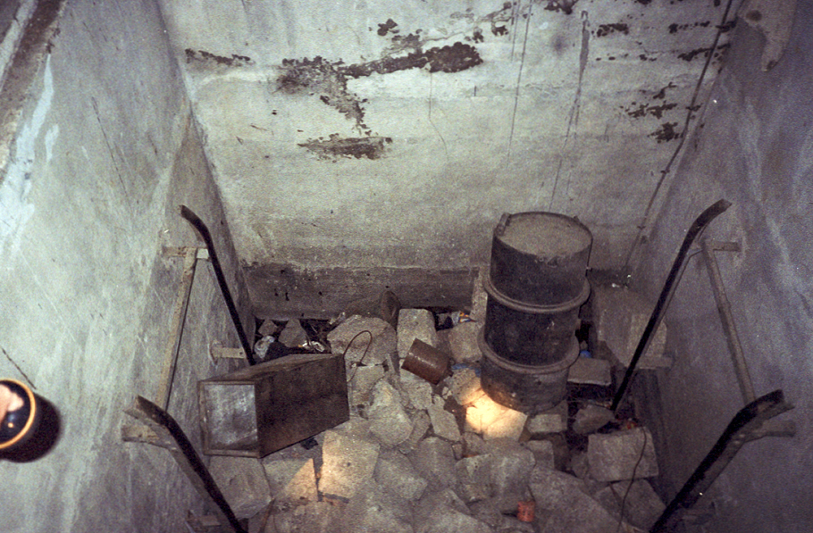 Ligne Maginot - PONT-NUAZ (STATION BASSE) - (Téléphérique ( Recette)) - La fosse du contrepoids, avec quelques restes - LOVINY Alain