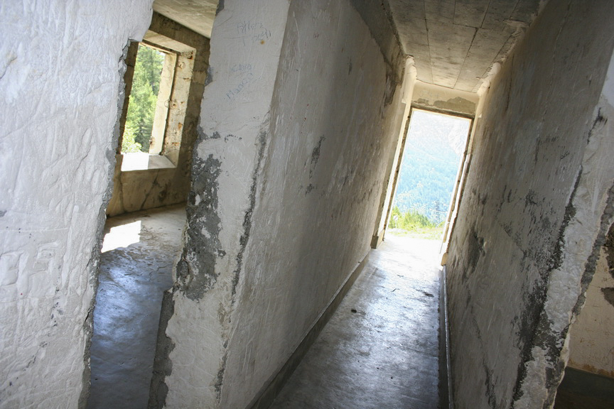 Ligne Maginot - RIEUX ROUX 1 - MAISON PENCHEE - (Casernement) - Etat en 2014. L'intérieur est littéralement 'déséquilibrant' - JOLAS, Jean-Michel